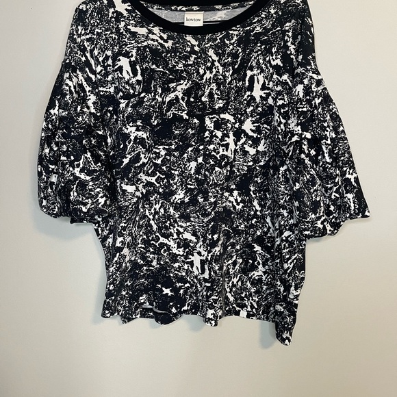 Kowtow Tops - Kowtow size Medium Women’s Drop Shoulder Origami Tee in Folio Print